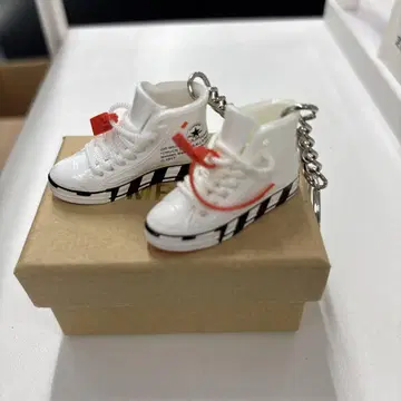 Off-White x Converse 미니어처 키링