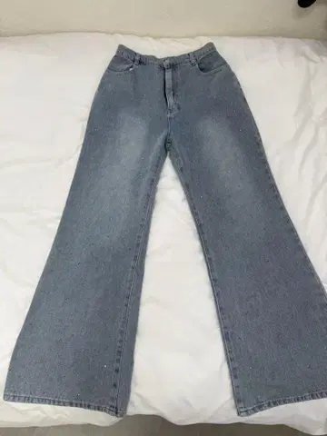 비쥬가 달린 라이트 블루 플레어 데님 팬츠