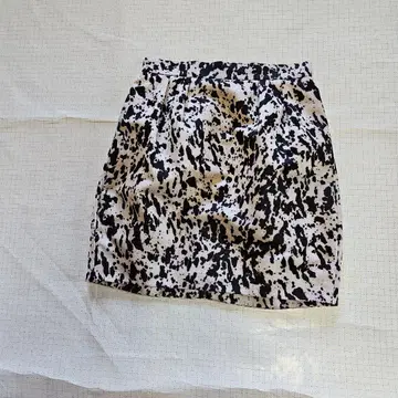 MCQ 화이트 블랙 스팟 패턴 타이트 미니 스커트 사이즈 38