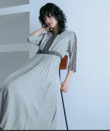 niana V넥 레이스 절개 플리츠 파티 드레스
