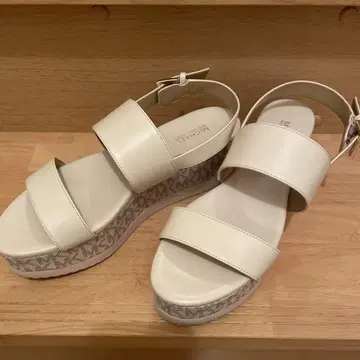 MICHAEL KORS 화이트 통굽 샌들