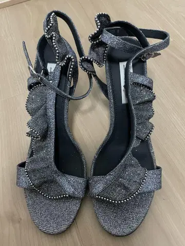 실버 프릴 스터드 미들 힐 펌프스