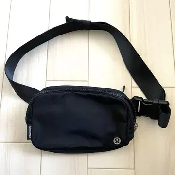 lululemon 블랙 숄더백 남녀 공용