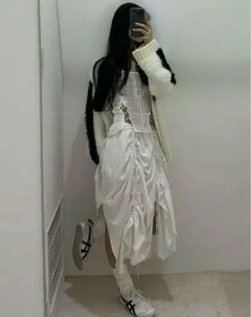 헤비 플레어 스커트가 여성을 녹인다 화이트