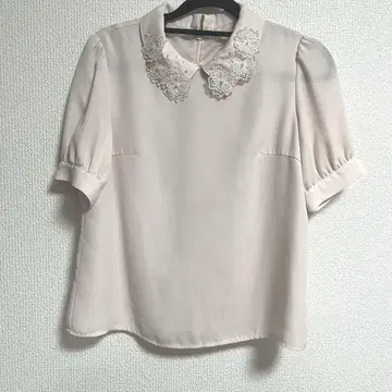 BE RADIANCE 자수 반팔 블라우스