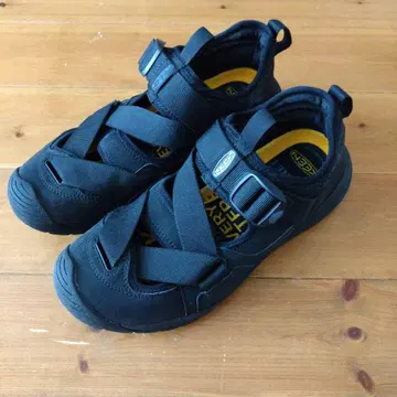KEEN 블랙 샌들