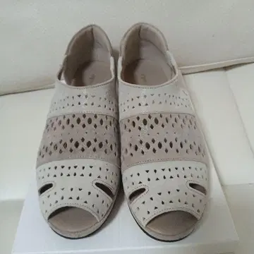 베이지 메쉬 디자인 컴포트 샌들 23.5cm 새상품