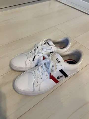 LACOSTE 화이트 스니커즈
