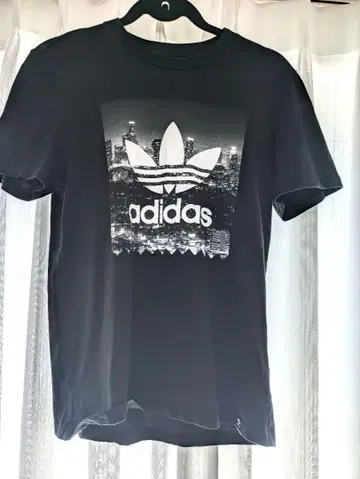 adidas 그래픽 프린트 티셔츠 블랙