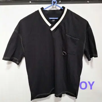 OY 블랙 V넥 빅 실루엣 티셔츠 포켓 부착