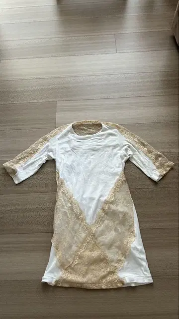 극장 제품. 화이트와 베이지 레이스 탑