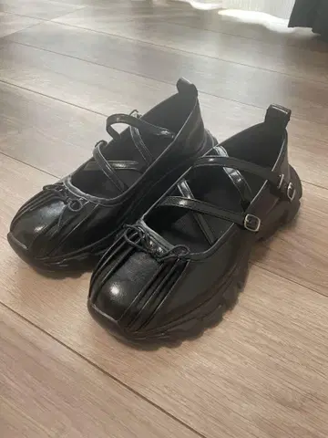 블랙 스트랩 신발