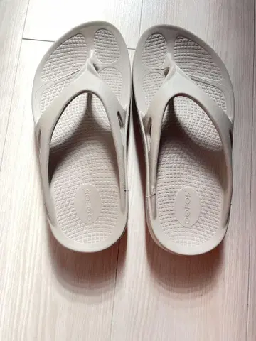 Oofos 비치 샌들 베이지