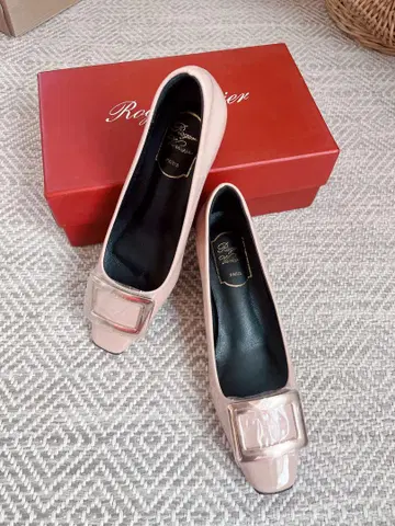 Roger Vivier 페이턴트 베이지 펌프스 벨 비비에