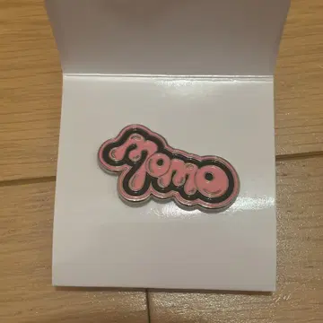 TWICE momo 핀 배지