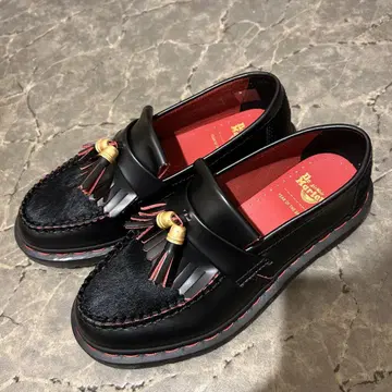 새상품급 Dr. Martens 블랙 가죽 로퍼 태슬 포함