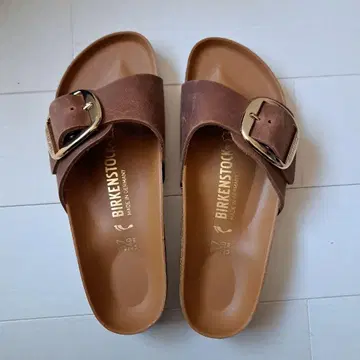 BIRKENSTOCK 브라운 버클 샌들 37
