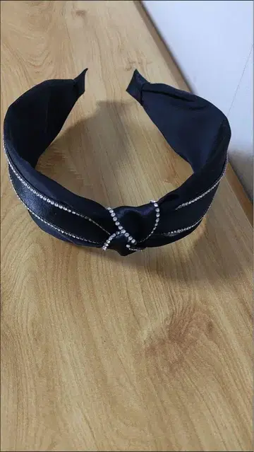 비쥬 장식 블랙 머리띠