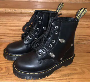Dr. Martens bex stud 8홀
