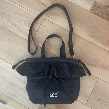 Lee 프릴 숄더백 블랙