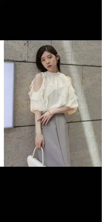 리랜드 튤 프릴 오프숄더 상의