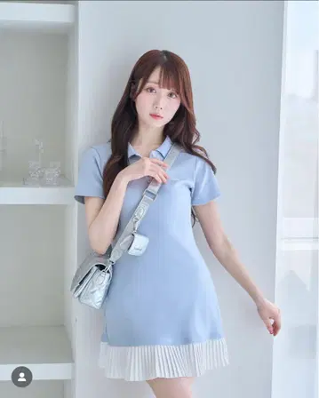 로제 뮤즈 로고 자수 플리츠 폴로 셔츠
