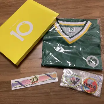 미세스 그린 애플 10주년 기념 박스 티셔츠 (와펜 10종 포함)