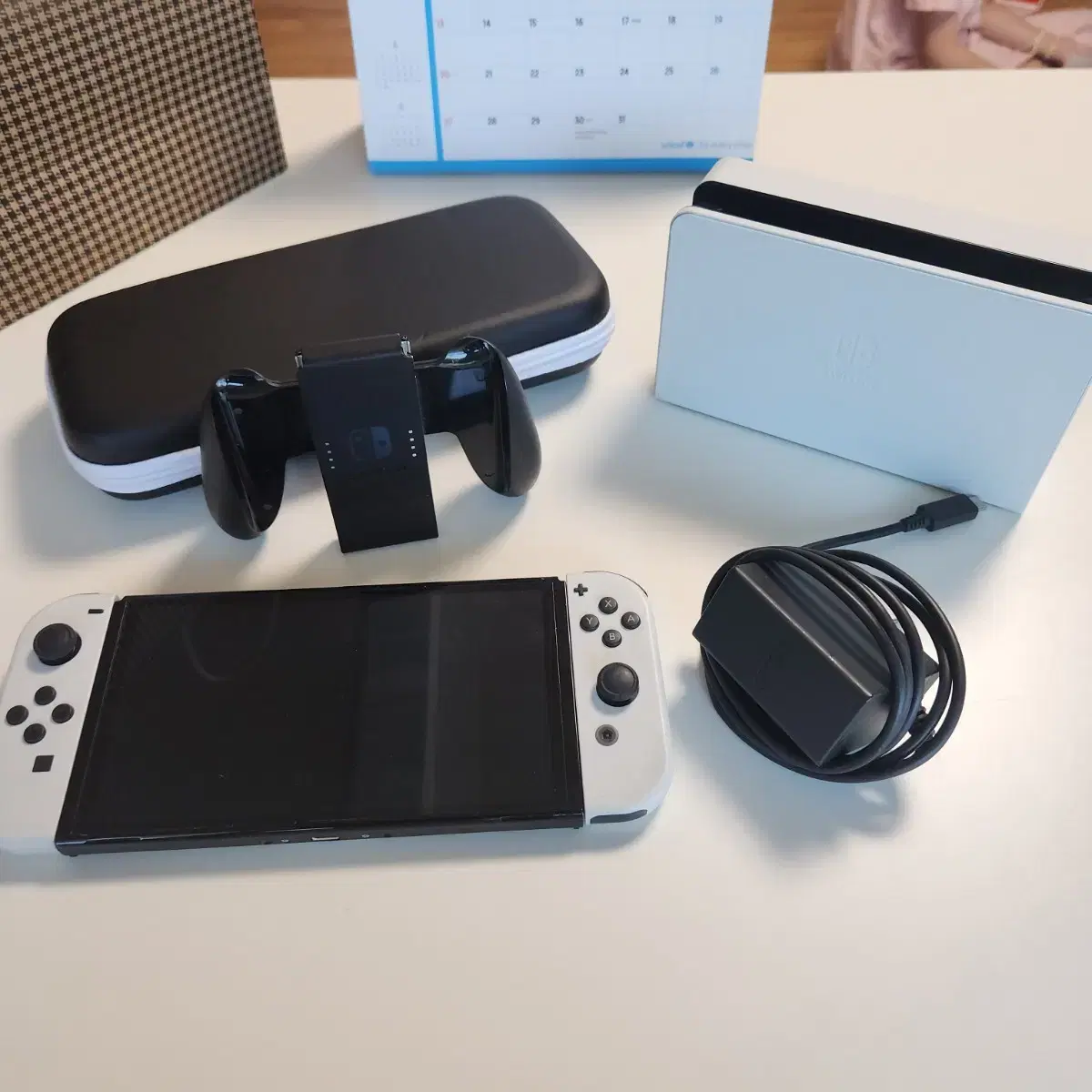 Nintendo Switch - Nintendo switch♡グレー Amazon.co.jp: Nintendo Switch 本体 (ニンテンドースイッチ