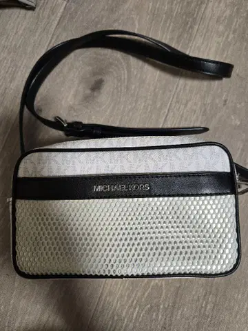 MICHAEL KORS 화이트/블랙 숄더백 레어 색상