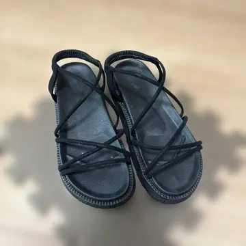 블랙 샌들 스트랩 디자인
