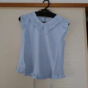 스카이블루 프릴 옷깃 상의