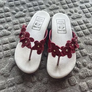 ISLAND SLIPPER 빨간색 꽃 장식 비치 샌들