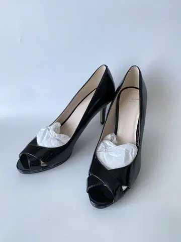 콜한 블랙 에나멜 오픈토 하이힐