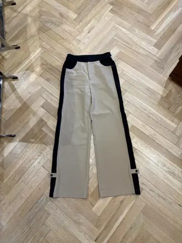베이지와 블랙의 와이드 캐주얼 팬츠