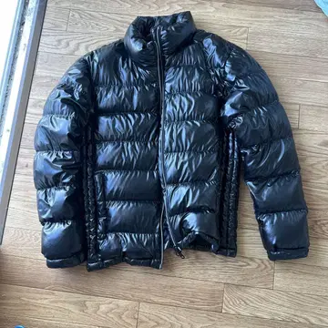 블랙 다운 자켓 광택 마감
