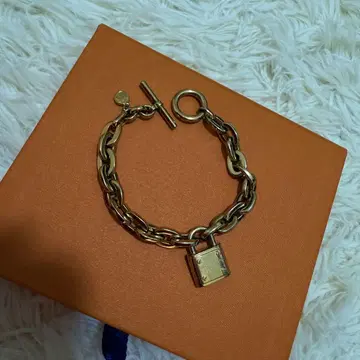 Micheal Kors 골드 락 장식 체인 팔찌