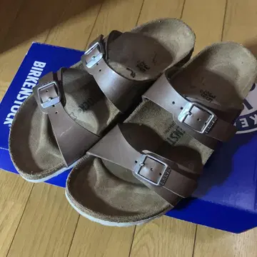BIRKENSTOCK 브라운 샌들