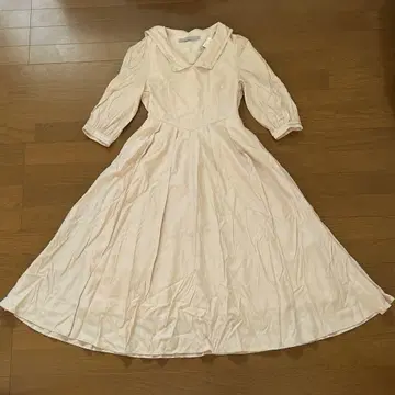 Maison de FLEU 메종 드 플뢰르 카페테리아에서 기다리는 원피스