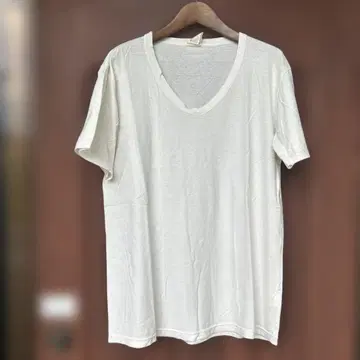 화이트 V넥 티셔츠 M 사이즈