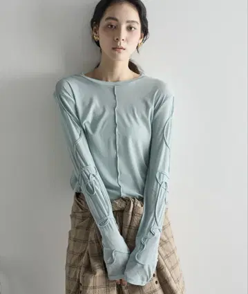 미사용 새상품 THE YOn 코드 자수 시어 롱 슬리브 티셔츠
