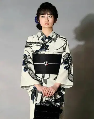 새 상품 유카타, 흰색 바탕에 붓꽃 무늬