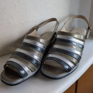 새상품급 23.5cm 긴자 요시노야 에나멜 샌들 네이비 카키 실버