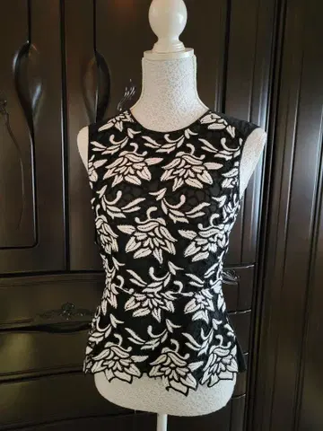 BCBGMAXAZRIA 자수 슬리브리스 탑 XXS