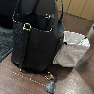 큐브 백 블랙 골드 금장 장식 토트백