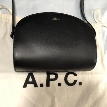 APC 블랙 가죽 숄더백