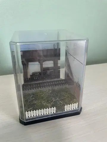 철도 모형 디오라마 폐선과 나란히 달리는 기차