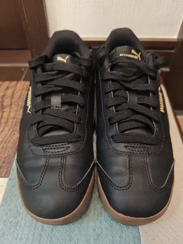 PUMA 블랙 스니커즈 골드 로고 22.5cm