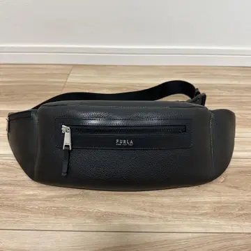 컨디션 최상 FURLA 훌라 바디 백 힙색 가죽 블랙