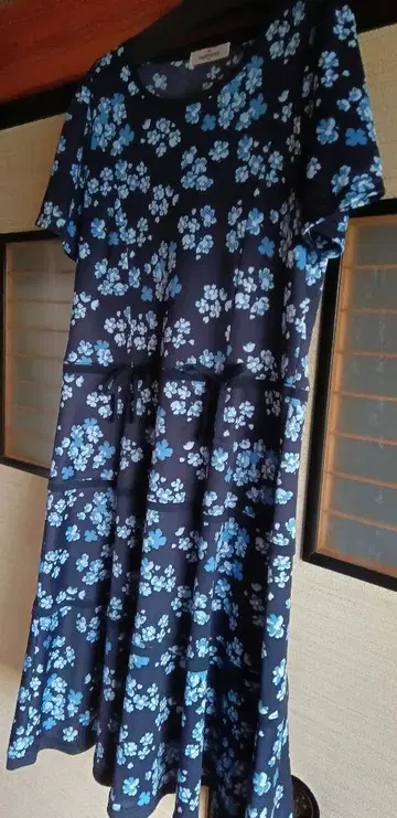 새상품급 11호 네이비 꽃무늬 반팔 플레어 원피스