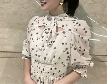 트란테안 손 드 모드 프론트 컷 아웃 프린트 원피스
